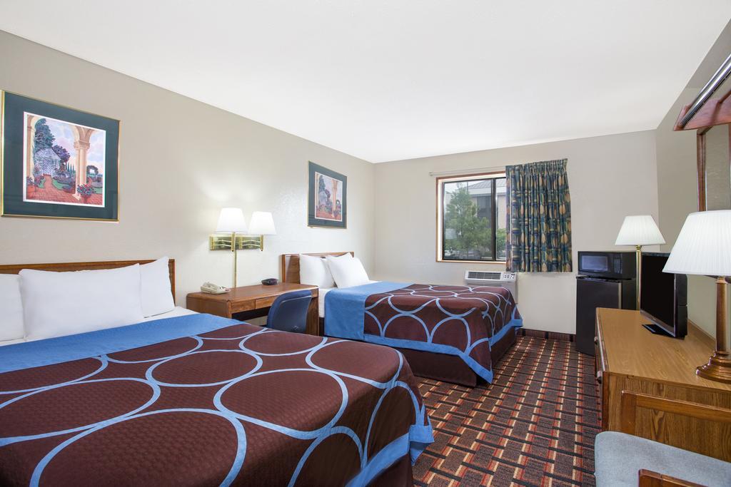 Super 8 By Wyndham Douglas Room photo
